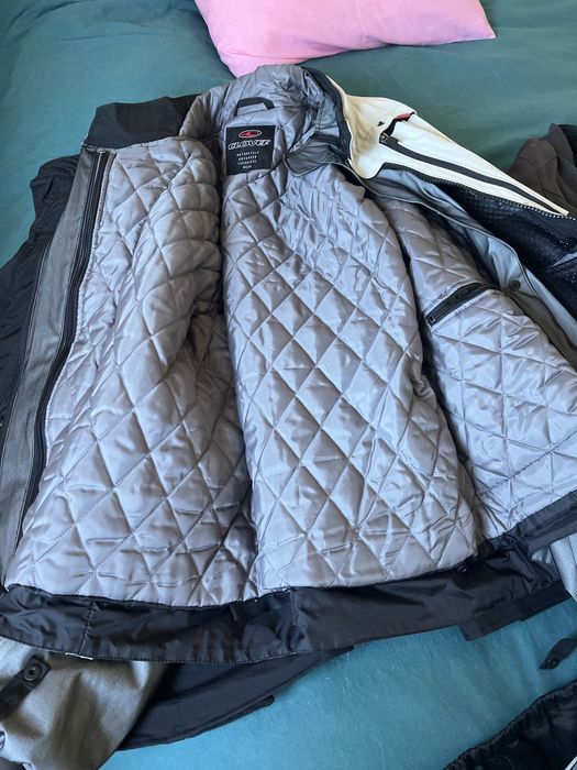 Roupa e capacete de mota