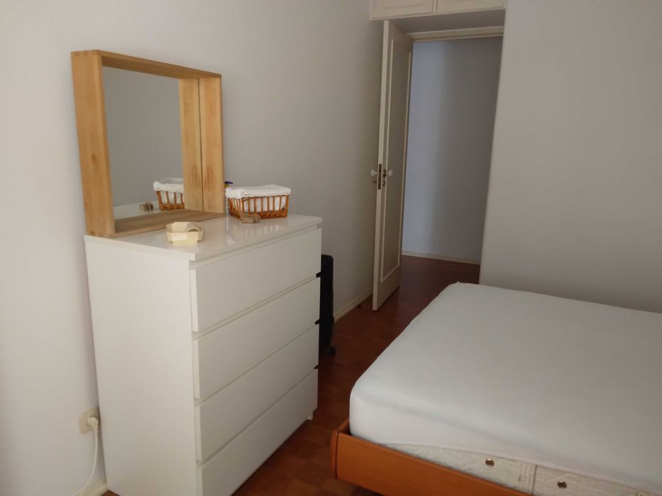quarto_ estudante universitária  / estagiária IPO - enfermeira e/ou médica _ Sete Rios