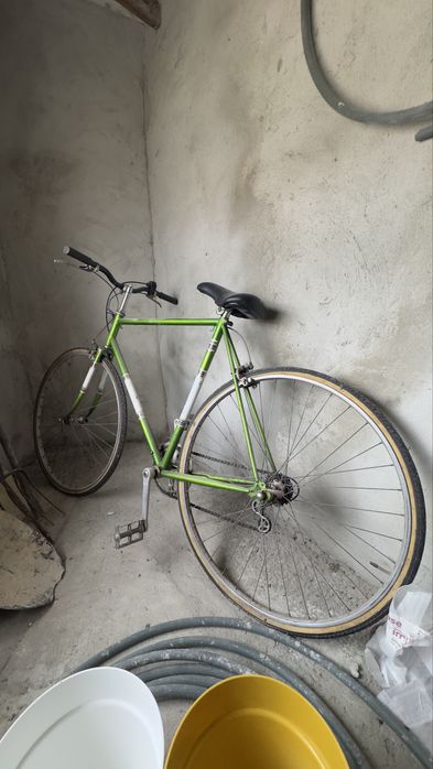 Bicicleta de ciclismo antiga urgente