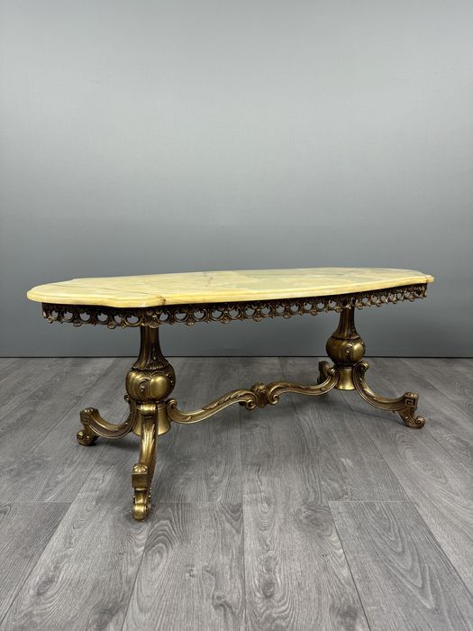 Вінтажний журнальний стіл