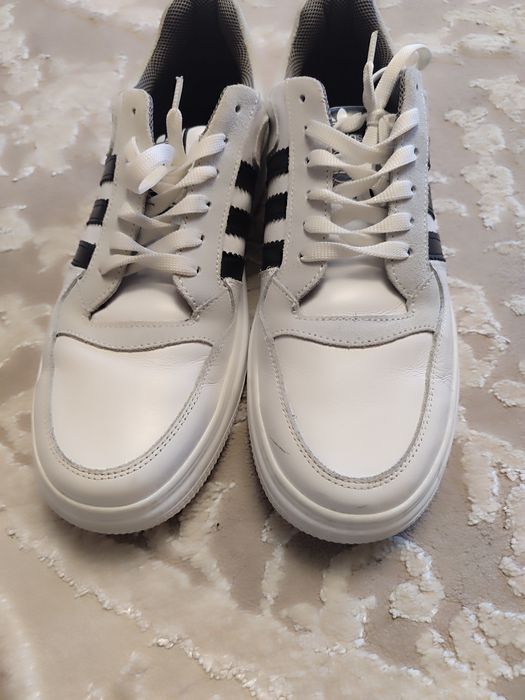 Класичні шкіряні кросівки Adidas.