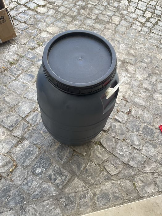 2 potes de azeite de diferentes quantidades