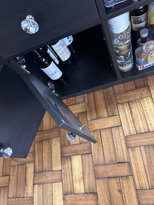 Movel com gavetas e portas e 6 pes prata