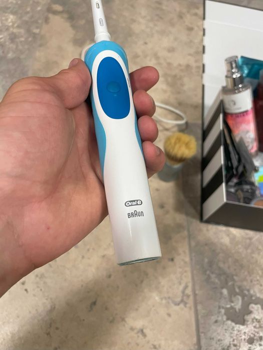 Szczoteczka Oral B + zestaw kosmetykó