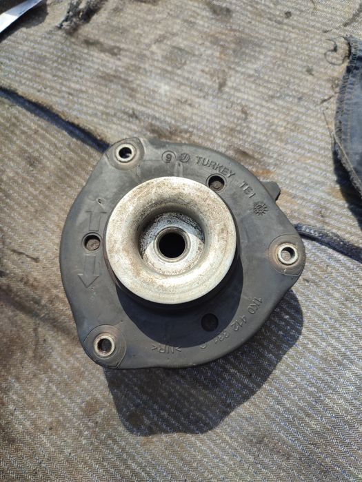 Опора переднього амортизатора VW