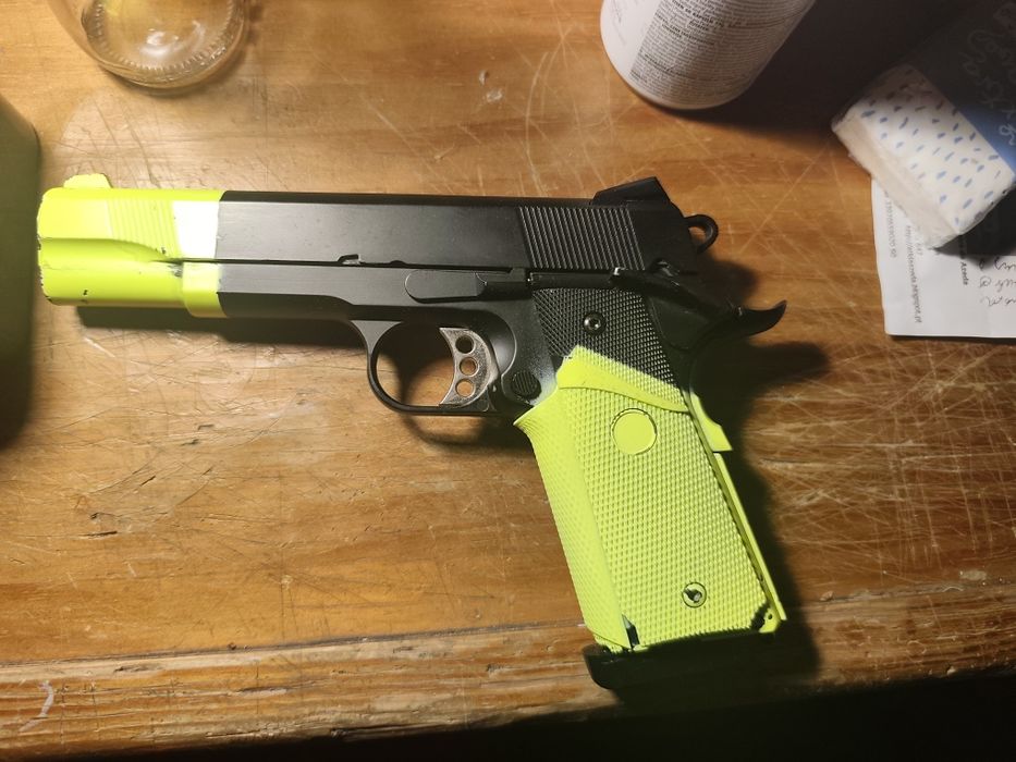 Airsoft M1911 army armament com lanterna x 300