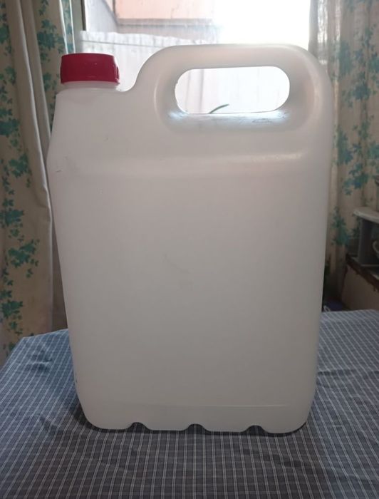 Тележка, лестница металлическая, канистра пластиковая.