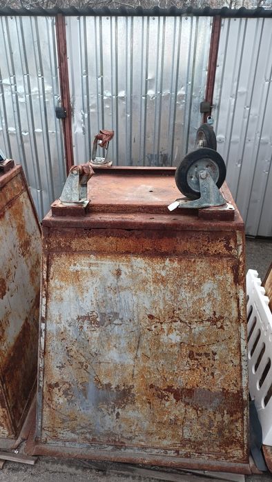 Продам сміттєві баки.