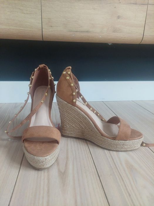 Piękne kamelowe koturny w rozmiarze 38