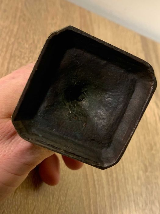 antyk świecznik z brązu zdobiony