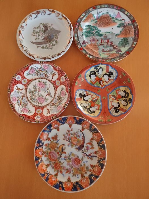 Conjunto de pratos em porcelana japonesa.