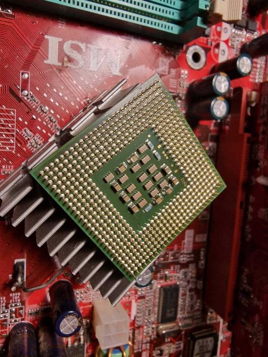 Intel Celeron 2.53 GHz, Radeon 9200