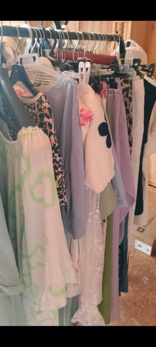 Wyprzedaż szafy – modne ubrania damskie.