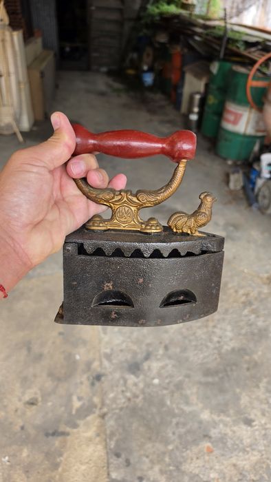 Ferro de engomar antigo