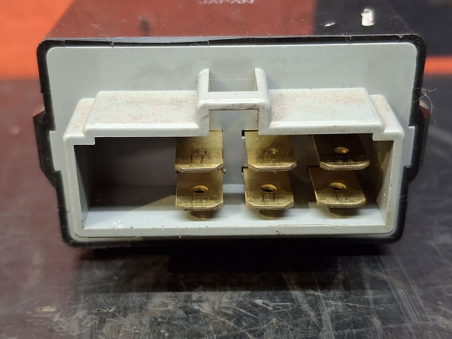Botão / interruptor electromecânico / relé ISUZU ELF Chassis (NKR8_, N