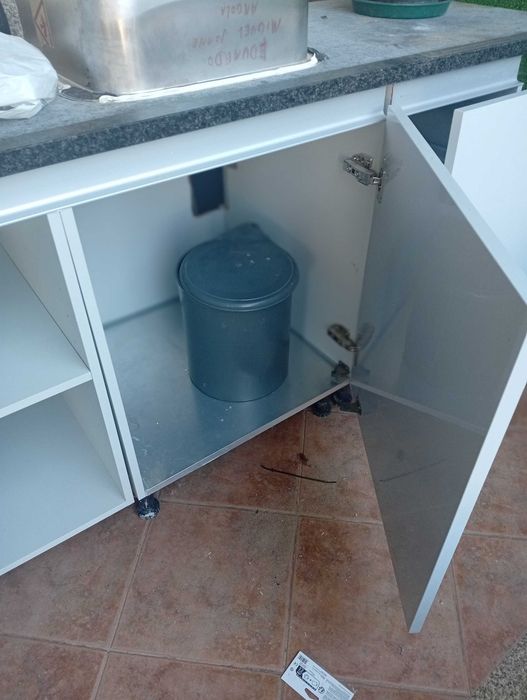 Móvel de cozinha parte de baixo  laminado com pedra granito preta  incluí banca , torneira e tubagens novas