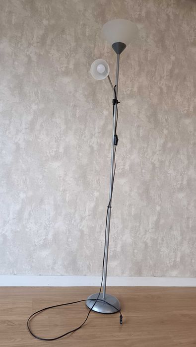 Candeeiro de pé cinzento