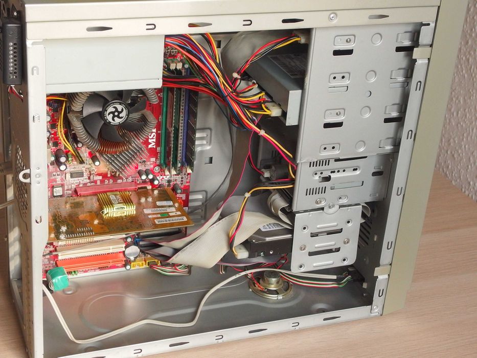 Retro komputer PC Pentium 4 1,5GB RAM Riva TNT2 MSI 865PE