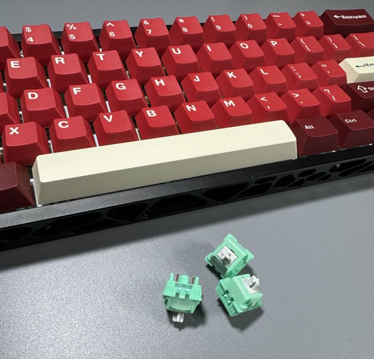 Механічна клавіатура з акриловим бекплейтом