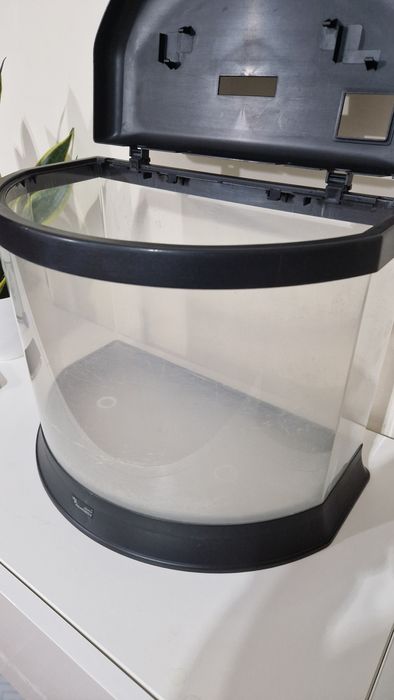 Aquário peixes com tampa.