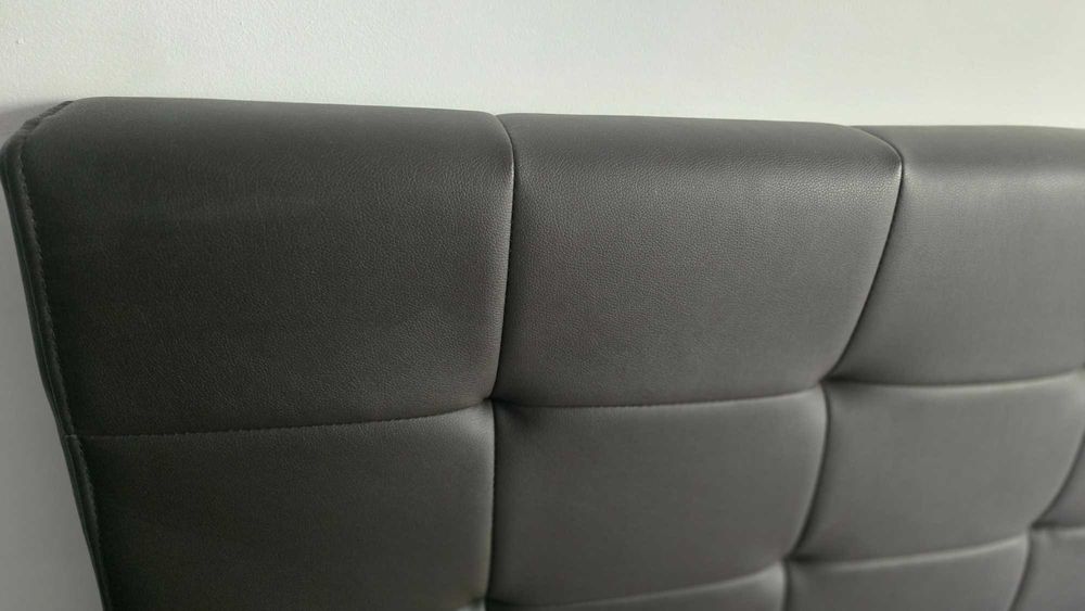 Cama nova com 2 mesas de cabeceira