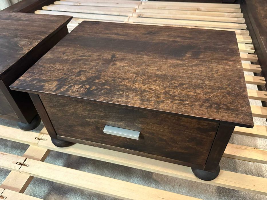 Kolonialna sypialnia: Łóżko, szafki, skrzynia, lampki