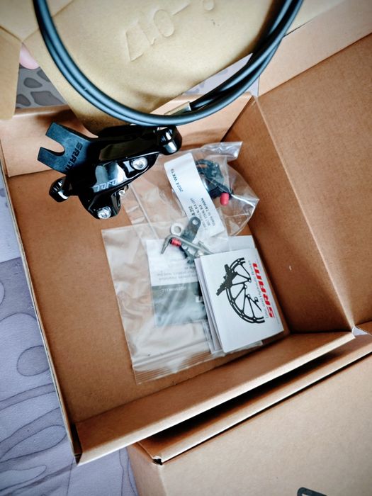 Par novo de travões SRAM Level Stealth 4-Pistons