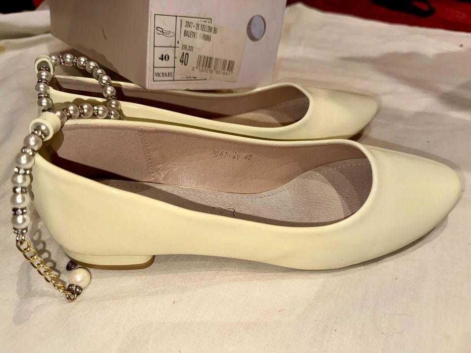 Baleriny damskie VICES rozmiar 40 – eleganckie, kremowe, w pudełku