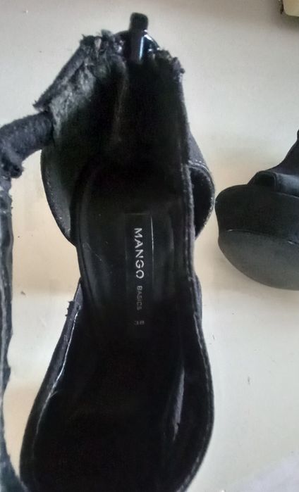 Sapatos Pretos da Mango compensados