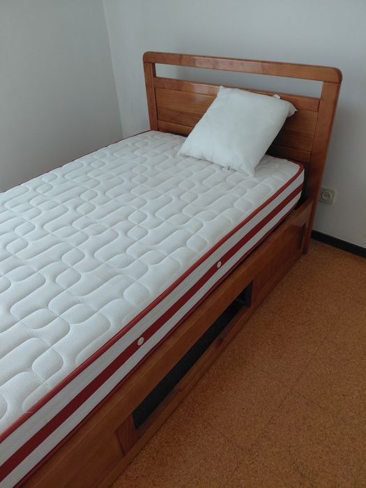 Cama solteiro com colchão, estrado e mesa cabeceira