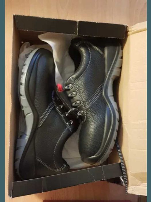 Buty, obuwie ochronne, robocze.