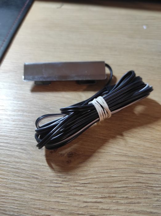 Clip metalowy LED do półek szklanych