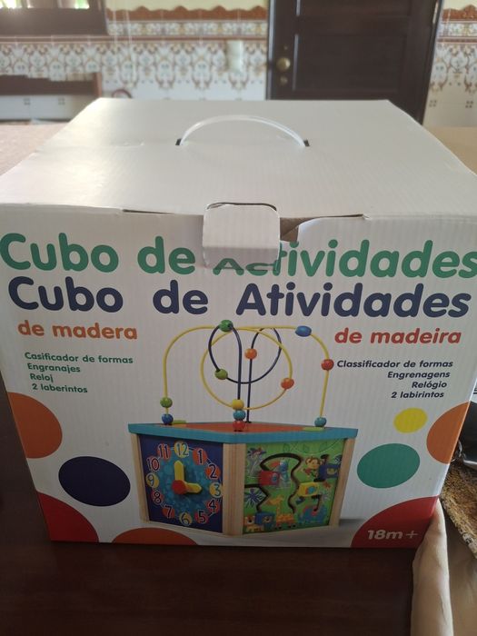 Cubo de atividades em madeira