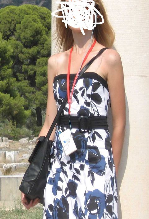 Wizytowa sukienka w niebieskie róże.