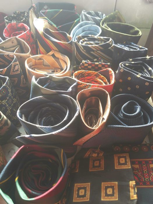 Várias gravatas de padrões lindíssimos e muito vintage