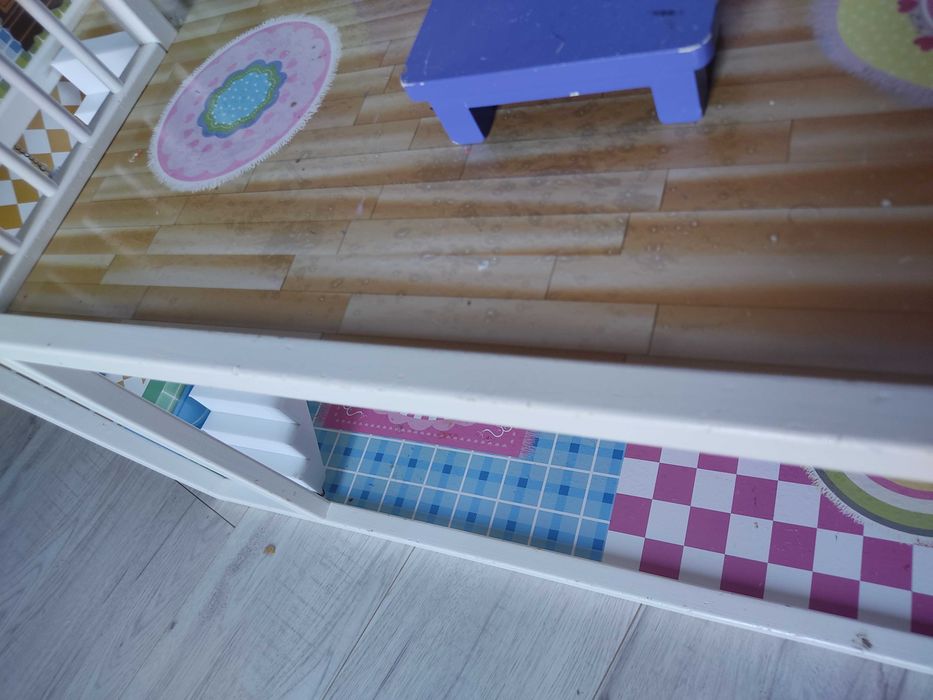 Duży drewniany domek dla lalek