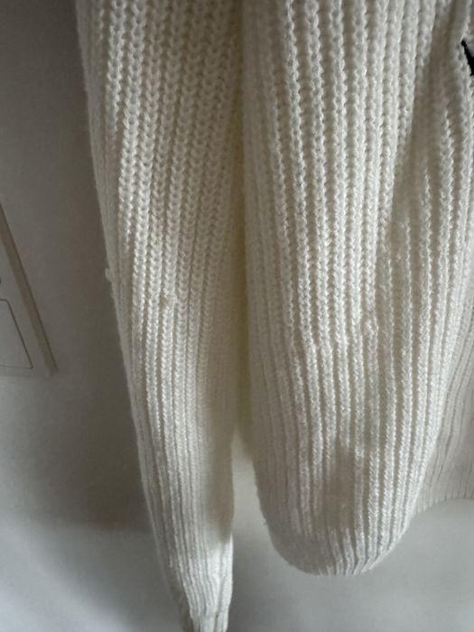 Bialy sweter Sinsay M z granatowa litera