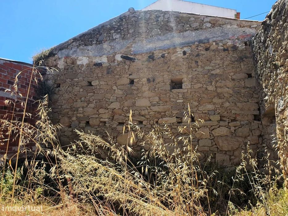 Moradia em Ruína localizada a 5 min. da Praia
