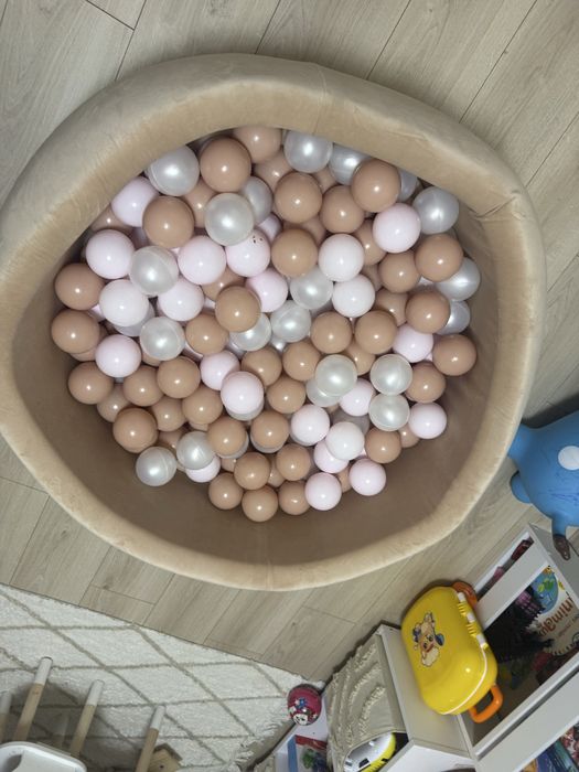 Басейн з кульками