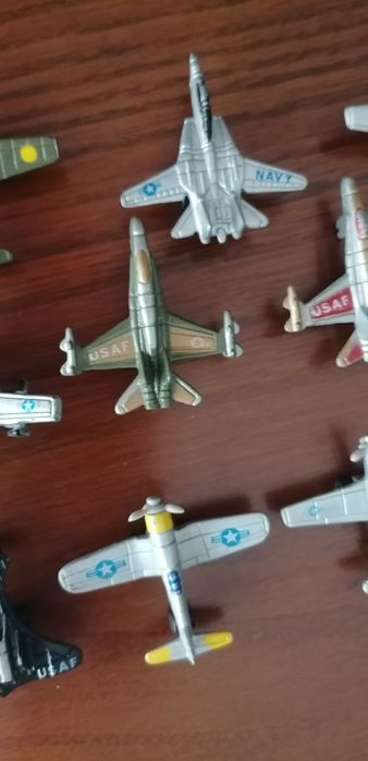 Aviões em metal miniaturas