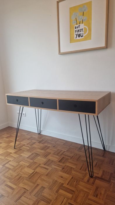 Secretária de madeira preta e cor natural e pés em metal preto