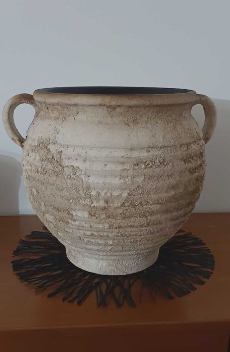 Vasos rústicos com pinturas rústicas