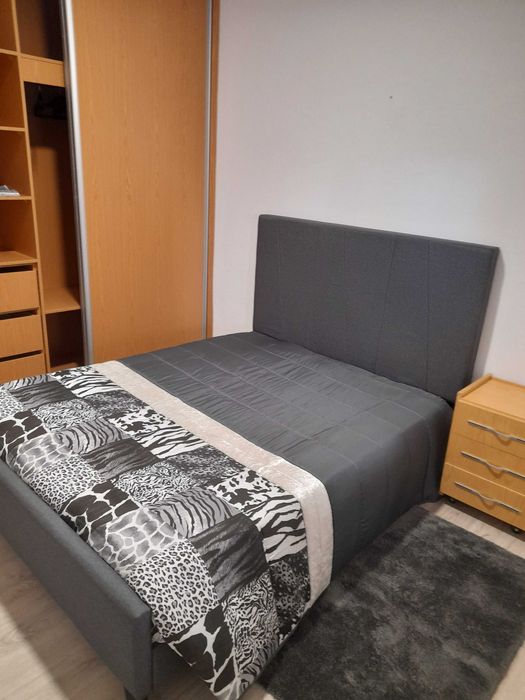 Cama casal praticamente nova