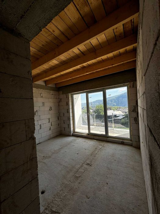 Продається 4 кім. квартира в м. Яремче (паркрмісце, власне подвір`я)