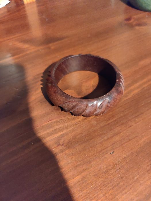 Bransoletka drewniana z tłoczeniem