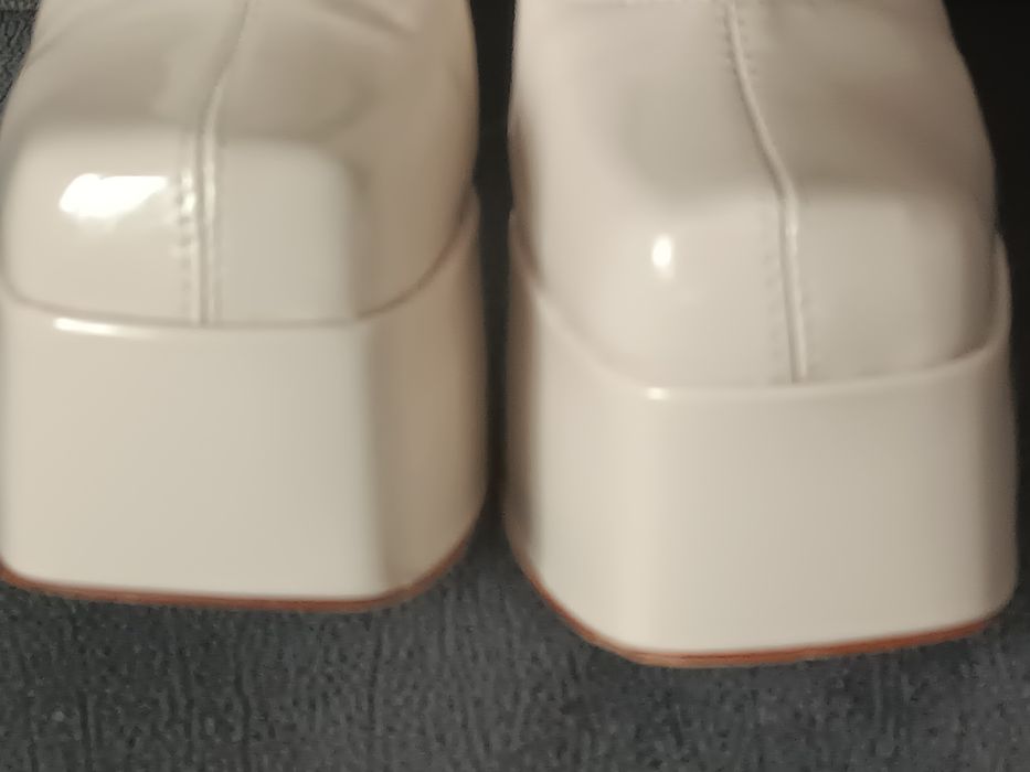 Długie kozaki z lateksu.