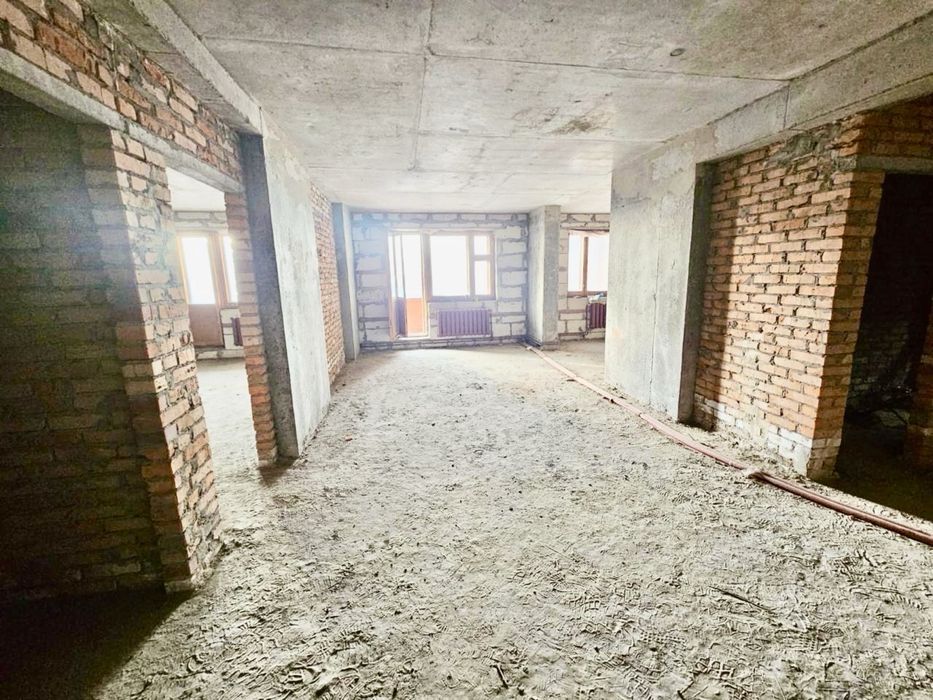 Продажа б/к 5 к.дворівневої кв. 175,5 кв.м. по вул. А.Ахматової, 13-Д