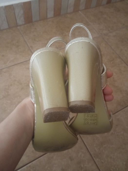 38 buty na obcasie