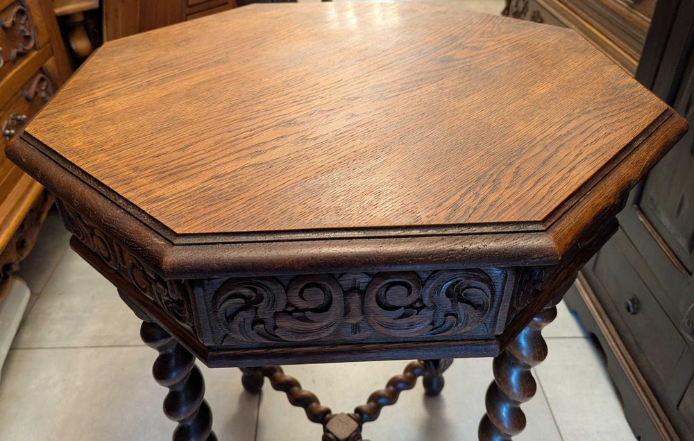 Bardzo ładny dębowy mały stół,stolik