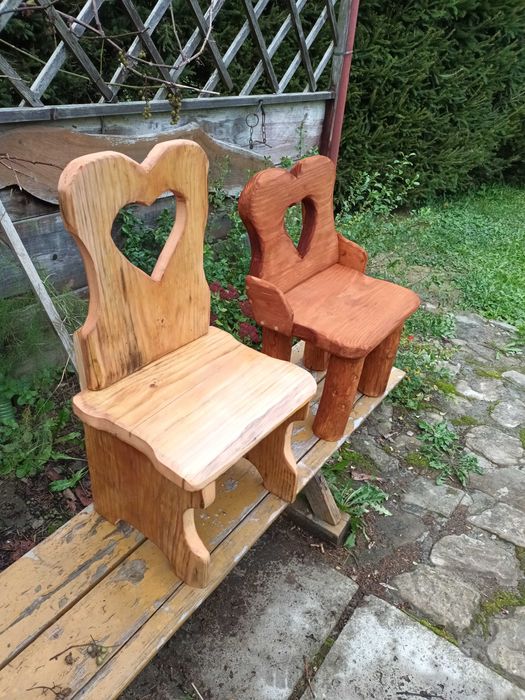 Ładne krzesełka drewniane